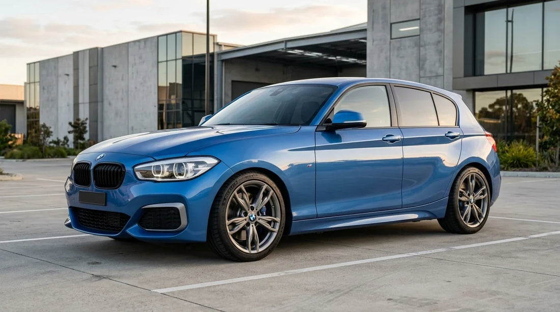 BMW Série 1 F20 bleue rabaissée en jantes 18 pouces style M gris poli