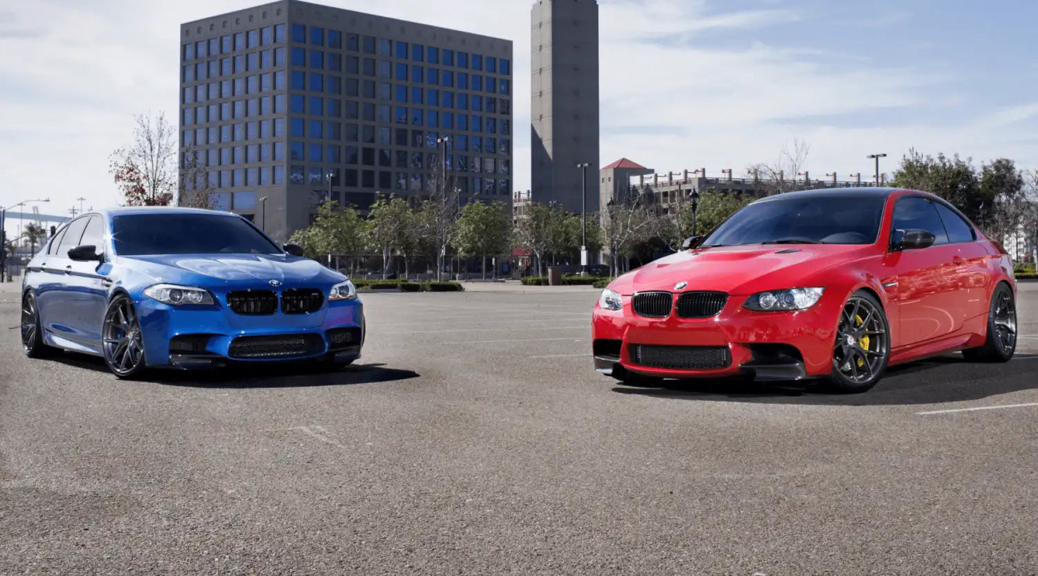 Berline BMW M5 2013 en bleu et rouge, dotée d'un design élégant avec des roues noires.
