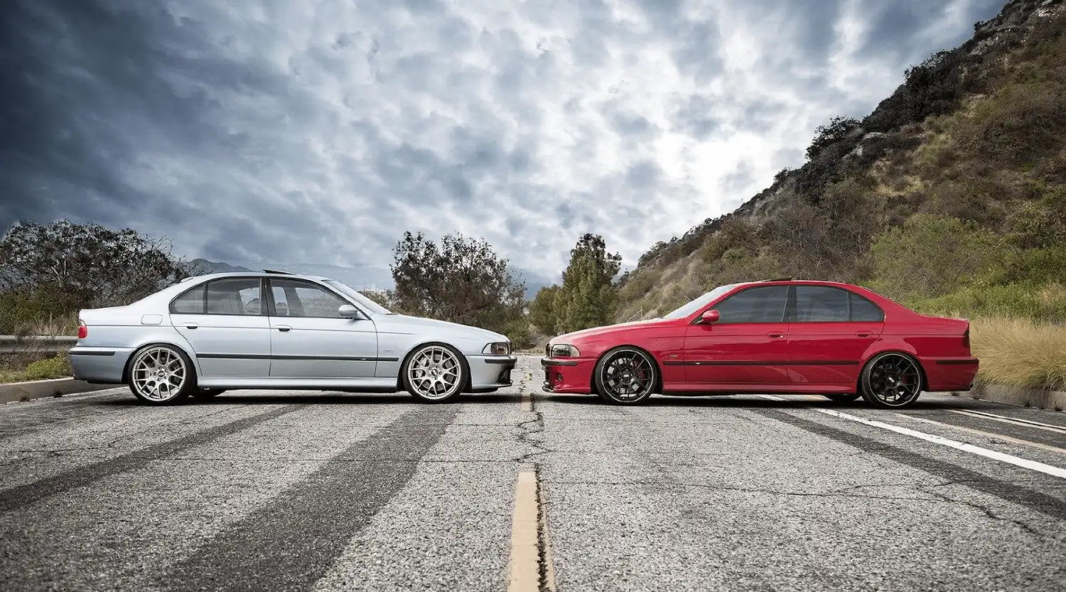 BMW E39 Série 5 berline de 2001, argent avec jantes noires et accents rouges.
