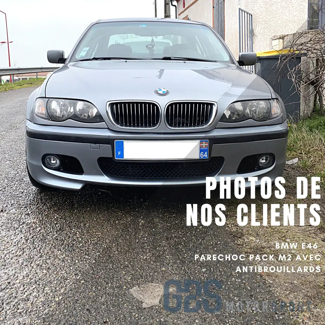 BMW E46 berline de 2001 en gris métallisé avec pare-chocs avant M3 et phares antibrouillard.