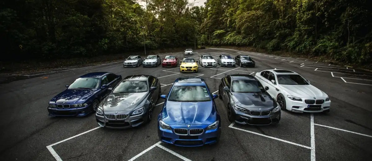 BMW M6 Coupé en bleu métallisé avec des accents noirs.