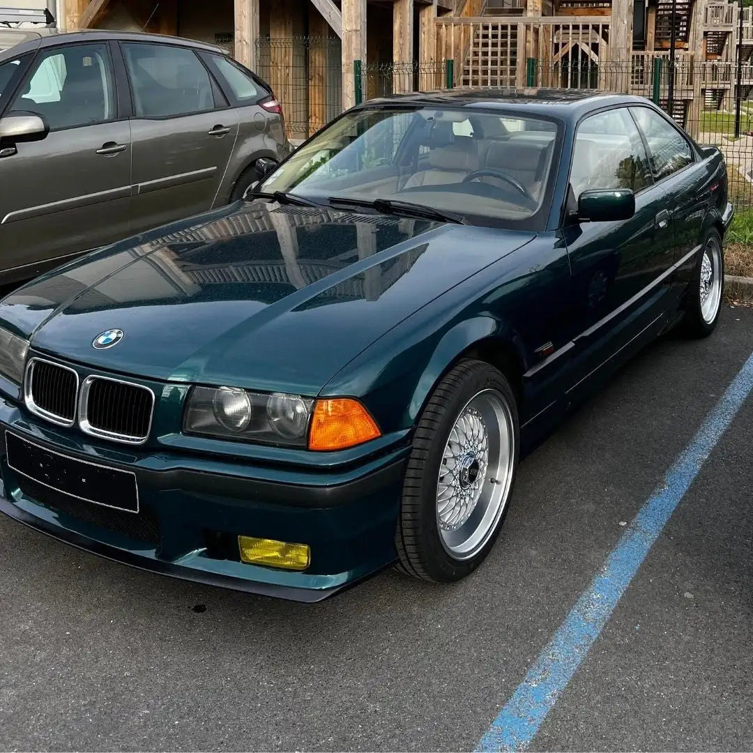 BMW Série 3 E46 Coupé de 2001, peinture vert foncé métallisé avec jantes en alliage argentées et garnitures noires.