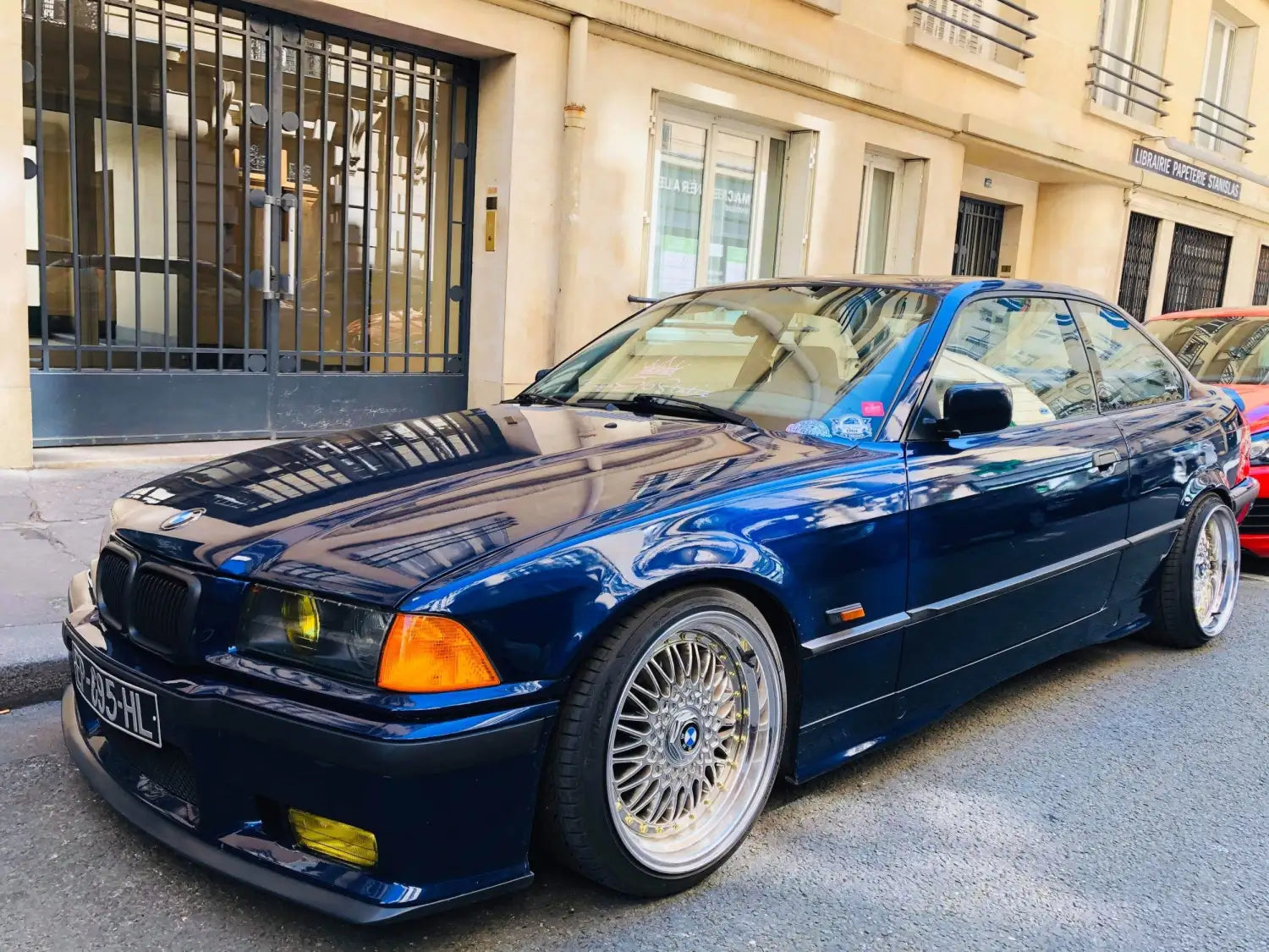 Coupé BMW M3 2019 bleu avec jantes argentées et accents noirs.