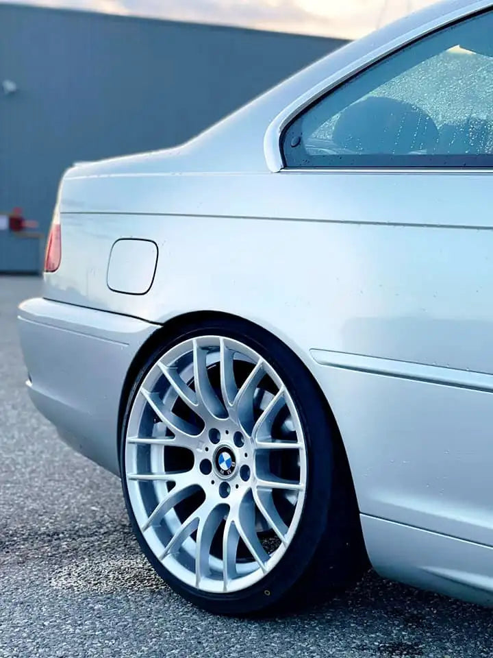 Roue BMW argent avec design multi-rais et pneu noir.