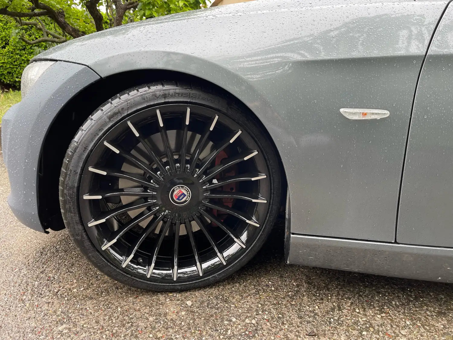 Roues de Cadillac CTS 2013 avec finition noire et design multi-rayons.